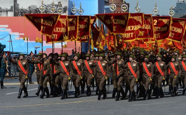 Soldados com bandeiras comemorativas durante o ensaio geral da parada militar em homenagem ao 70º aniversário da vitória na Segunda Guerra Mundial de 1941-1945. - Sputnik Brasil