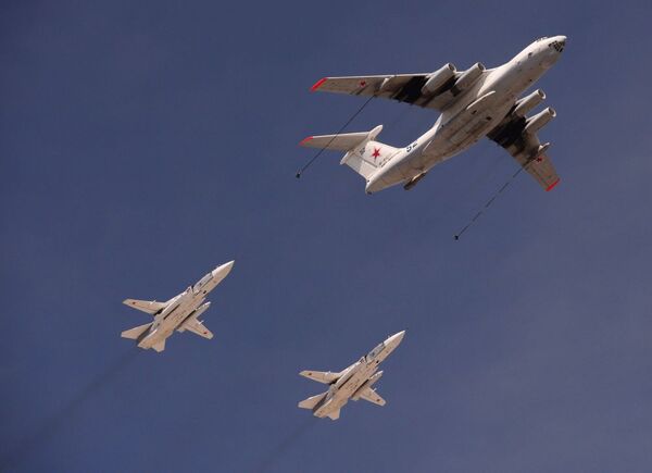 Aviões Il-78 e Su-24 ensaiam para a Parada da Vitória de 9 de maio, em Moscou. - Sputnik Brasil
