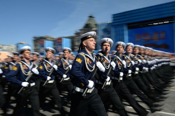 Militares russos ensaiam para a Parada da Vitória de 9 de maio, em Moscou. - Sputnik Brasil