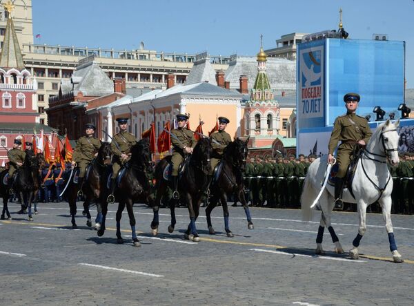 Militares vestidos de uniforma militar da época da Segunda Guerra Militar durante o ensaio geral da parada militar em homenagem ao 70º aniversário da vitória na Segunda Guerra Mundial de 1941-1945. - Sputnik Brasil