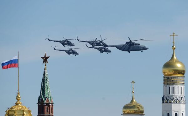 Helicópteros de transporte Mi-26 e helicópteros Mi-8 durante o ensaio geral da parada militar em homenagem ao 70º aniversário da vitória na Segunda Guerra Mundial de 1941-1945. - Sputnik Brasil