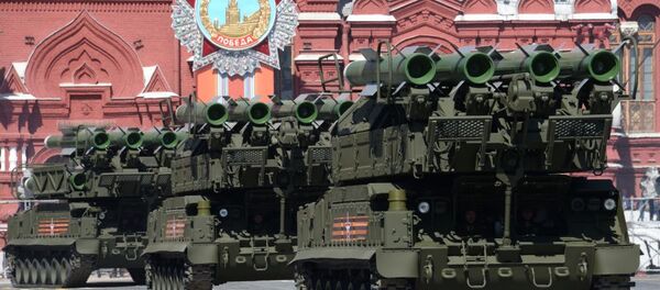 Sistema de mísseis terra-ar Buk-M2 durante o ensaio geral da parada militar em homenagem ao 70º aniversário da vitória na Segunda Guerra Mundial de 1941-1945. Sistema de mísseis terra-ar Buk-M2 durante o ensaio geral da parada militar em homenagem ao 70º aniversário da vitória na Segunda Guerra Mundial de 1941-1945. - Sputnik Brasil