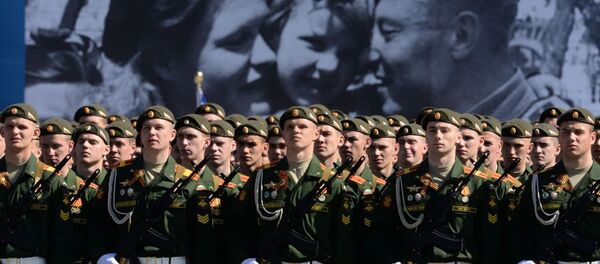 Militares russos ensaiam para a Parada da Vitória de 9 de maio, em Moscou. - Sputnik Brasil