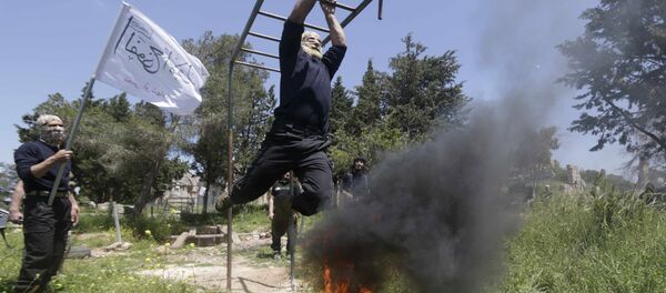 Combatentes rebeldes de o primeiro regimento, que faz parte do Exército Livre da Síria, participam de um treinamento militar no campo ocidental de Aleppo 4 de maio de 2015 - Sputnik Brasil