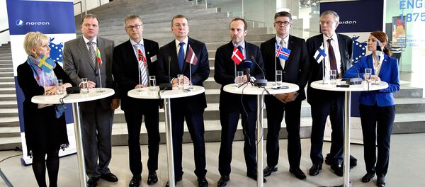De esquerda à direita: Margot Wallstrom (chanceler sueca), Vytautas Pinkus (embaixador lituano na Dinamarca), Leiv Lunde (Noruega), Edgars Rinkevics (chanceler da Letônia), Martin Lidegaard (chanceler da Dinamarca), Gunnar Bragi Sveinsson (Islândia), Peter Stenlund (secretário de Estado da Finlândia), Keit Pentus-Rosimannus (chanceler da Estônia) - Sputnik Brasil