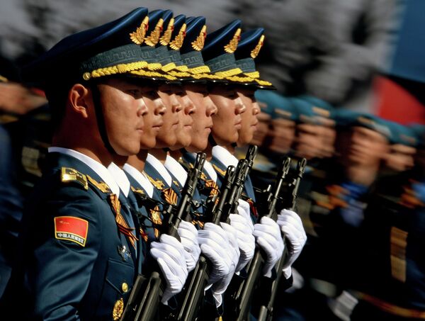 Militares chineses do Exército da Libertação Popular no ensaio para o Dia da Vitória - Sputnik Brasil
