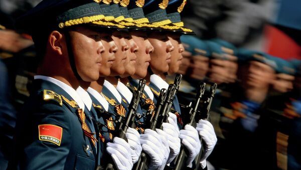 Militares chineses do Exército da Libertação Popular no ensaio para o Dia da Vitória - Sputnik Brasil
