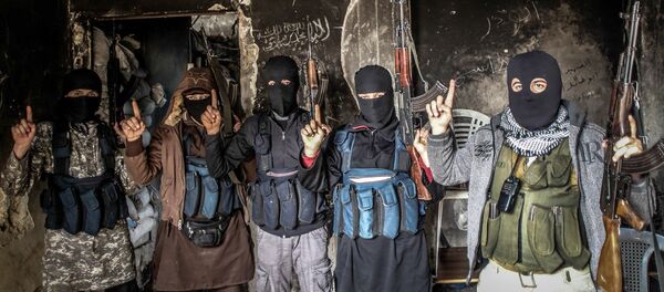 Membros da Al-Qaeda posam para foto com os rostos cobertos - Sputnik Brasil