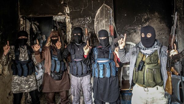 Membros da Al-Qaeda posam para foto com os rostos cobertos - Sputnik Brasil