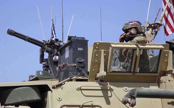 Mais de 50 veículos blindados dos EUA cruzam fronteira do Iraque em direção à Síria, diz mídia - Sputnik Brasil