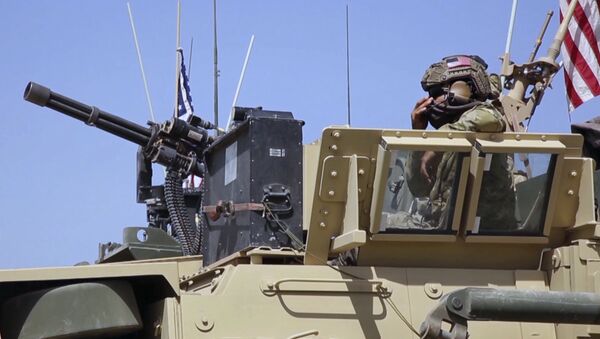 Militar estadunidense vigia área em veículo blindado na Síria - Sputnik Brasil