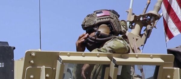 Militar estadunidense vigia área em veículo blindado na Síria Militar estadunidense vigia área em veículo blindado na Síria - Sputnik Brasil