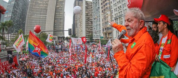 Lula durante ato em defesa da soberania nacional no Rio de Janeiro. - Sputnik Brasil