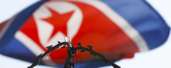 Bandeira da Coreia do Norte exposta na embaixada do país em Kuala Lumpur, na Malásia - Sputnik Brasil