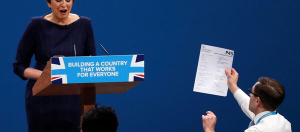 Comediante tentou entregar formulário para demitidos à premiê Theresa May - Sputnik Brasil