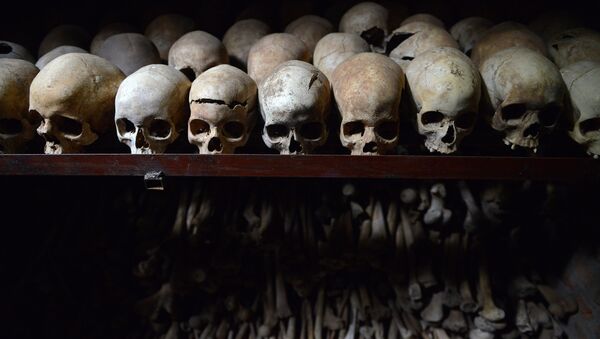 Esta foto foi tirada em 4 de abril de 2014 que mostra os crânios humanos no memorial em Nyamata dentro da igreja católica onde milhares de pessoas foram exterminadas em 1994 durante o genocídio em Ruanda - Sputnik Brasil