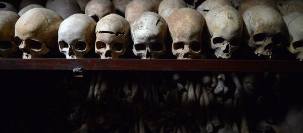 Esta foto foi tirada em 4 de abril de 2014 que mostra os crânios humanos no memorial em Nyamata dentro da igreja católica onde milhares de pessoas foram exterminadas em 1994 durante o genocídio em Ruanda - Sputnik Brasil