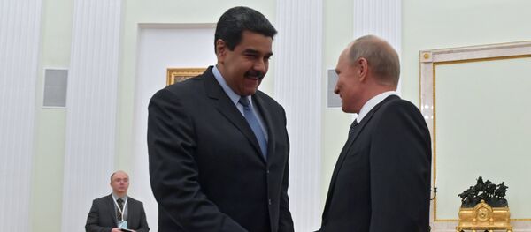 O presidente russo, Vladimir Putin, aperta a mão do seu homólogo venezuelano, Nicolás Maduro, durante uma reunião bilateral em Moscou, em 4 de outubro de 2017 - Sputnik Brasil