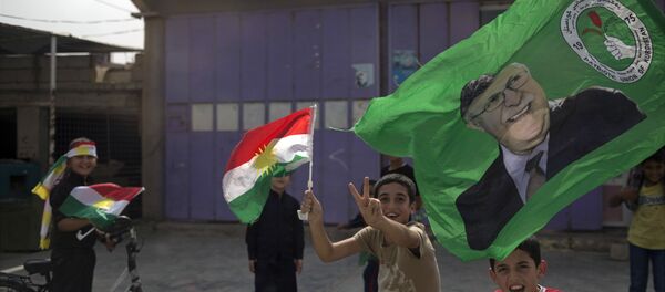 Crianças curdas seguram bandeiras do Curdistão no dia 25 de setembro de 2017, data do referendo realizado pela independência da região - Sputnik Brasil