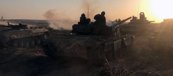 Tanques do exército sírio na posição de combate em Deir ez-Zor - Sputnik Brasil