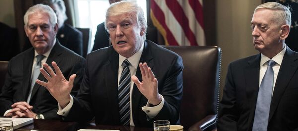 Presidente norte-americano, Donald Trump, falando com jornalistas, entre o secretário de Estado (à esquerda), Rex Tillerson, e secretário de Defesa (à direita), James Mattis, na Casa Branca, Washington - Sputnik Brasil