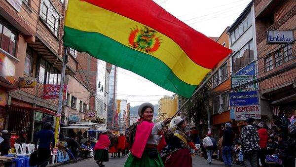 Mulher indígena com bandeira da Bolívia - Sputnik Brasil