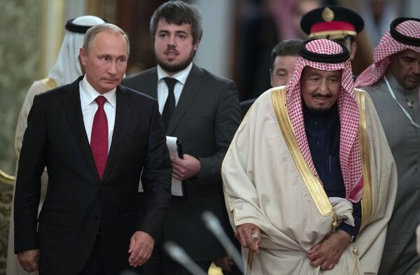 Presidente russo, Vladimir Putin, com rei saudita, Salman bin Abdulaziz Al Saud, durante visita histórica do monarca à Rússia - Sputnik Brasil