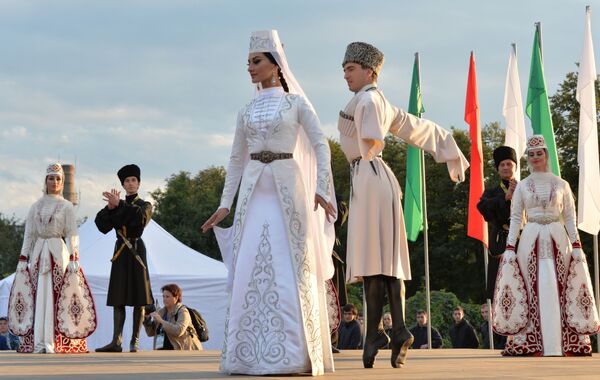 Praticantes de danças tradicionais dos povos do Cáucaso em Vladikavkaz - Sputnik Brasil