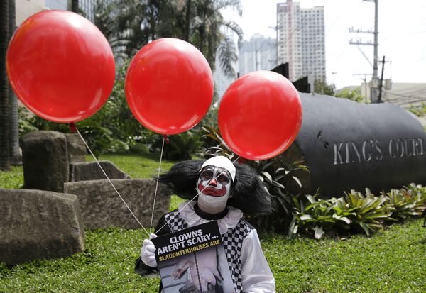 Homem vestido de palhaço durante demonstração de vegetarianos em Manila, Filipinas - Sputnik Brasil