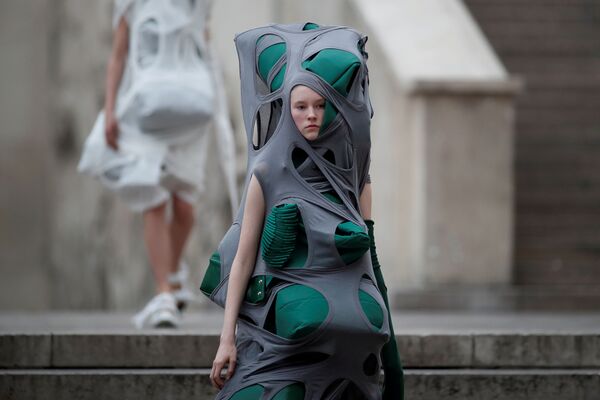 Modelo durante semana da moda em Paris - Sputnik Brasil