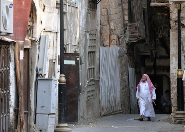 Pedestre em uma das ruas de Jidá, Arábia Saudita - Sputnik Brasil