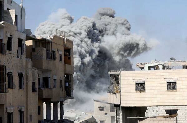 Fumaça sobre Raqqa depois de ataque aéreo contra terroristas - Sputnik Brasil