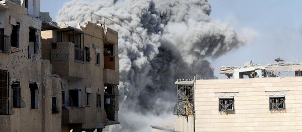 Fumaça sobre Raqqa depois de ataque aéreo contra terroristas - Sputnik Brasil