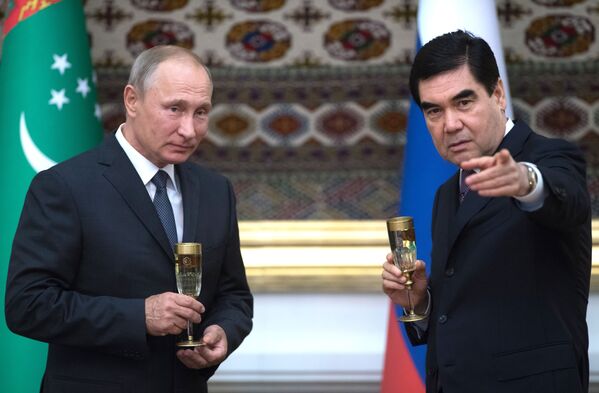 Vladimir Putin com presidente do Turcomenistão participa da cerimônia após assinatura de acordos em Asgabate - Sputnik Brasil