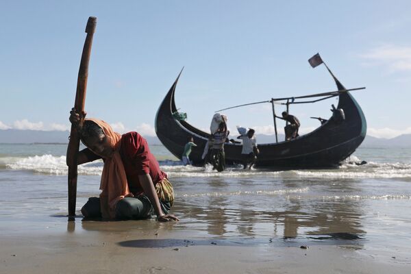 Refugiada rohingya cai exausta na costa do Bangladesh - Sputnik Brasil