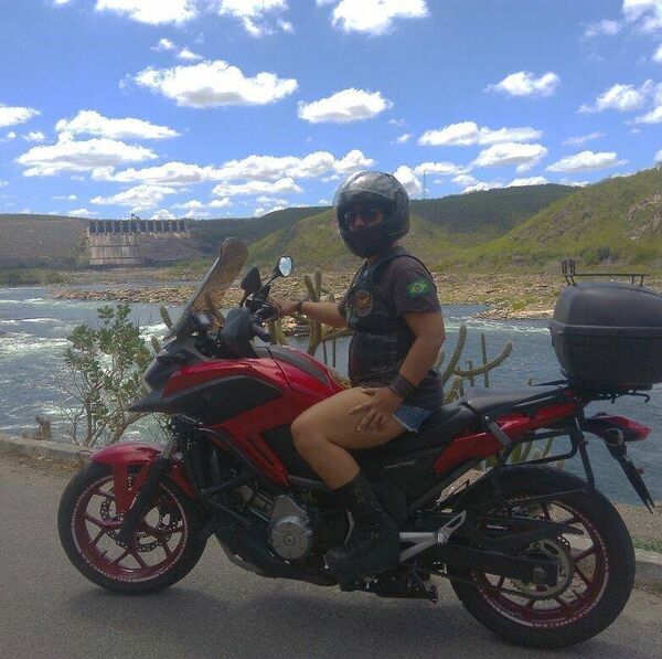 Gean Neide Andrade com sua moto, de qual percorreu 40 mil quilômetros por todo o mundo Gean Neide Andrade com sua moto, de qual percorreu 40 mil quilômetros por todo o mundo - Sputnik Brasil