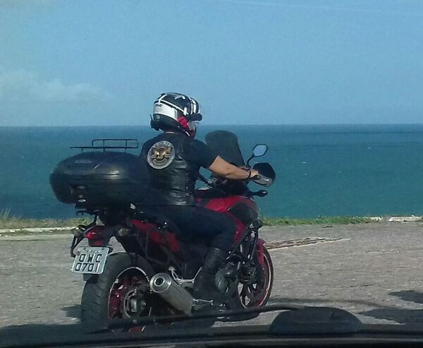 Gean Neide Andrade com sua moto, de qual andou por 28 países, atravessando todas as Américas, várias partes da Europa e a Rússia Gean Neide Andrade com sua moto, de qual andou por 28 países, atravessando todas as Américas, várias partes da Europa e a Rússia - Sputnik Brasil