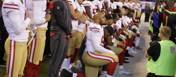 Jogadores do San Francisco 49ers (NFL) ajoelham-se para o hino nacional. - Sputnik Brasil