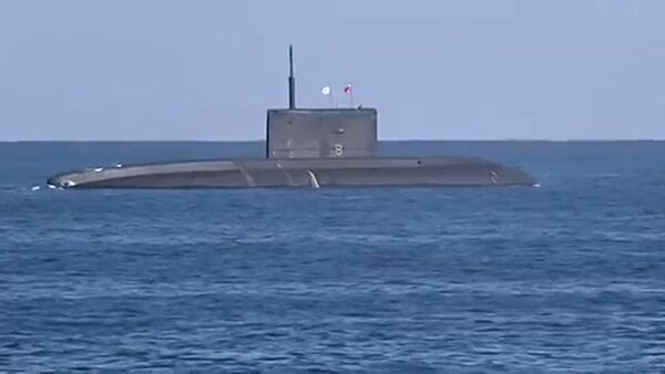 Submarino Rostov-na-Donu da Frota do Mar Negro da Marinha russa prepara-se para lançar mísseis de cruzeiro Kalibr pela primeira vez em imersão - Sputnik Brasil