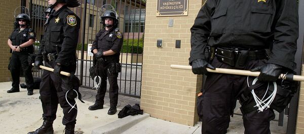 Polícia guarda a entrada na embaixada da Turquia em Washington, EUA - Sputnik Brasil