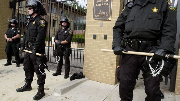 Polícia guarda a entrada na embaixada da Turquia em Washington, EUA - Sputnik Brasil