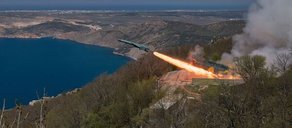 Lançamento de um míssil de cruzeiro pelo sistema de mísseis costeiro Utyos da Frota do Mar Negro da Marinha da Rússia durante treinamentos (foto de arquivo) - Sputnik Brasil