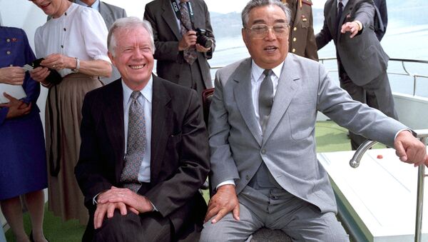 Jimmy Carter ao lado de Kim Il-sung, fundador da Coreia do Norte, em 1994, semanas antes da morte do avô de Kim Jong-un - Sputnik Brasil