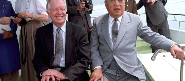 Jimmy Carter ao lado de Kim Il-sung, fundador da Coreia do Norte, em 1994, semanas antes da morte do avô de Kim Jong-un - Sputnik Brasil