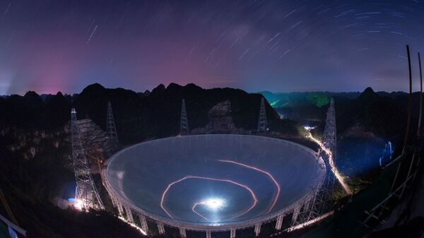 O radiotelescópio chinês FAST, o maior do mundo, está situado na região montanhosa da província de Guizhou - Sputnik Brasil