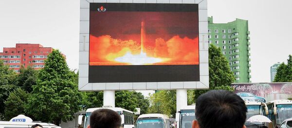 Norte-coreanos observando o teste do míssil balístico Hwasong-14 Norte-coreanos observando o teste do míssil balístico Hwasong-14 - Sputnik Brasil