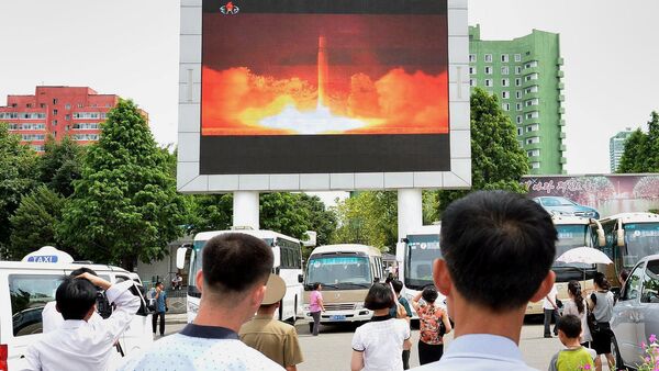 Norte-coreanos observando o teste do míssil balístico Hwasong-14 - Sputnik Brasil