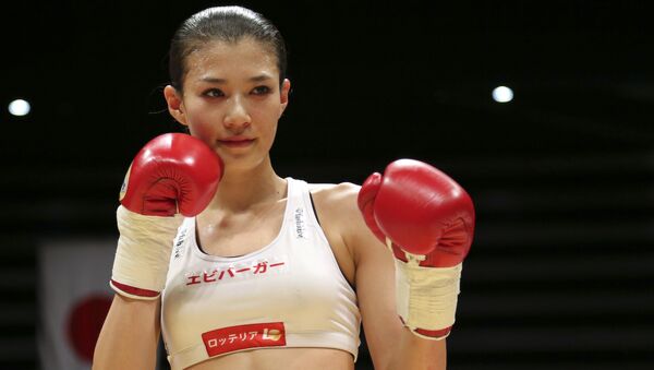 Boxeadora japonesa Tomomi Takano posando após ter vencido sua compatriota Hisami Oishi em um combate de boxe em Tóquio (foto de arquivo) - Sputnik Brasil