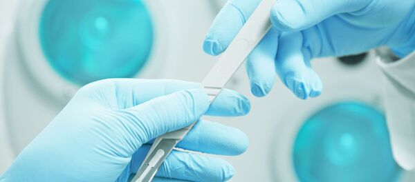 Médicos durante a cirurgia (imagem referencial) - Sputnik Brasil