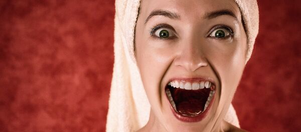 Una mujer con una toalla en la cabeza (imagen referencial) - Sputnik Brasil